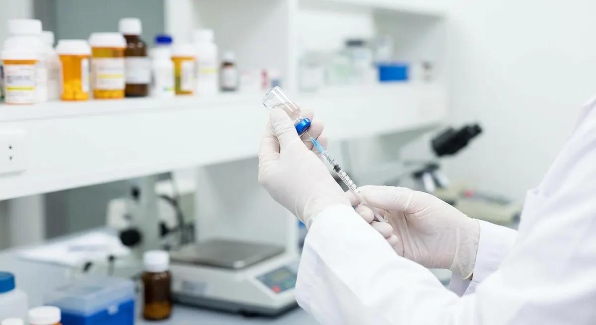 Slika je umetno generirana iz tem: farmacija, cepiva, prikrivanje informacij, klinične raziskave, zdravje