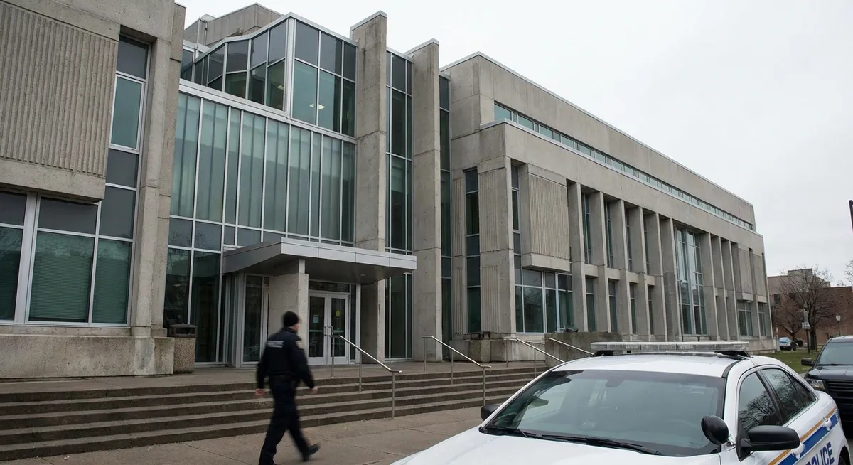 Slika je umetno generirana iz tem: sodstvo, prevare, policija