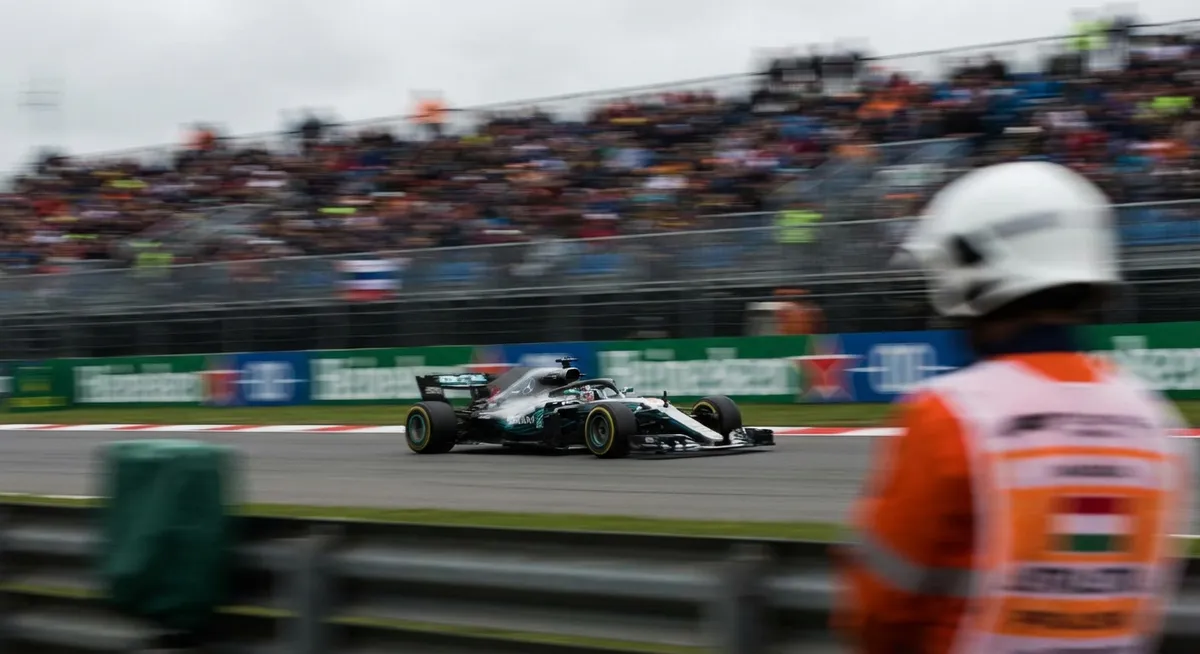 Slika je umetno generirana iz tem: formula 1, avto-moto šport, velika nagrada abu dabija, svetovna prvenstva, dirka za vn abu dabi, formula ena, avtomobilizem, šport, prvenstva, abu dabi, motorni športi, dirke, dirkanje