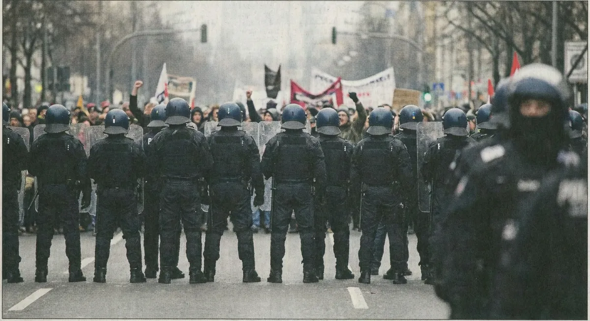 Slika je umetno generirana iz tem: policija, policijsko nasilje, protesti, zakoni, nasilje