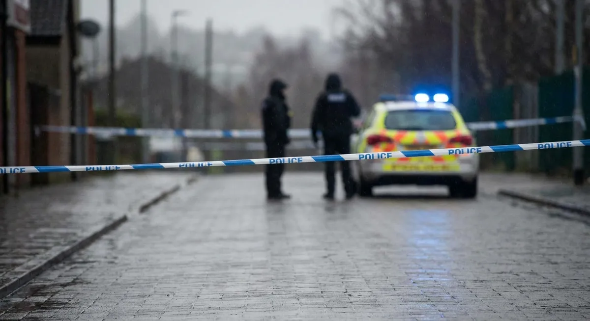 Slika je umetno generirana iz tem: kriminal, kriminalistika, nadzorne kamere, preiskave, umori, varnost, zasebnost, samomori, smrti, nasilje, univerza brown, univerze, strelski napadi, izobraževanje