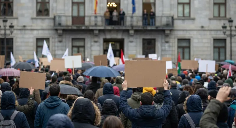 Slika je umetno generirana iz tem: politika, vlada, reivindikacije, vladni odziv, zahteve, gasilci, gasilstvo, protesti