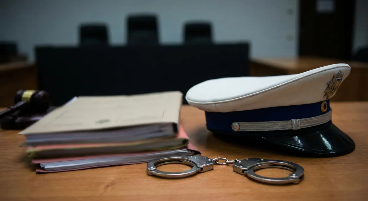 Slika je umetno generirana iz tem: kriminal, pravo, glasba