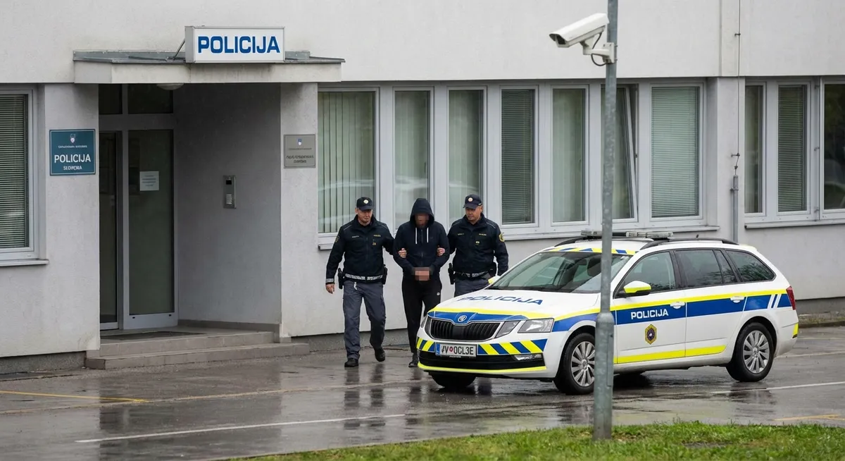 Slika je umetno generirana iz tem: aretacije, kriminal, intelektualna lastnina, kibernetska varnost, preiskave