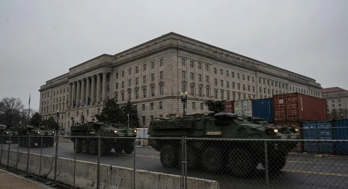 Trump odredil spuščanje zastav na pol droga v čast ubite gardistke Sarah Beckstrom