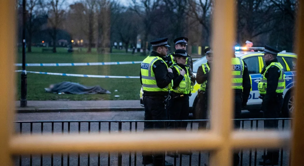 Slika je umetno generirana iz tem: prostitucija, policija, kriminal, zloraba mladoletnikov