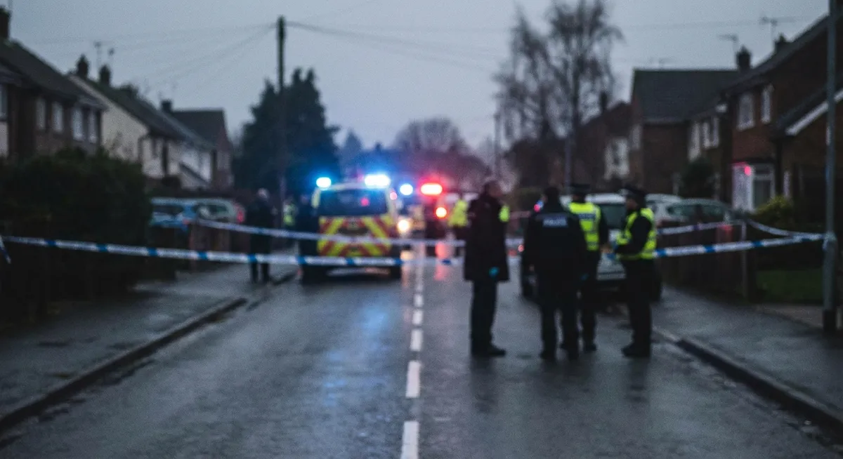 Slika je umetno generirana iz tem: kriminal, policija, nesreče, preiskave, praznovanja, nasilje, poškodbe, krampus