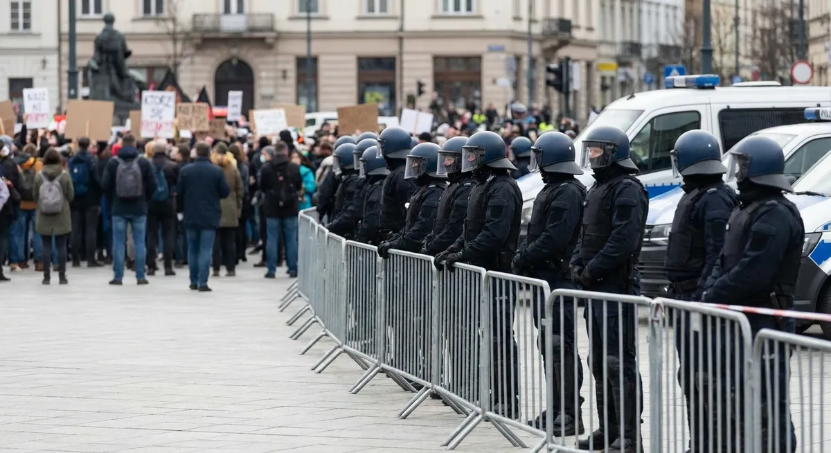 Slika je umetno generirana iz tem: policija, varnost, promet