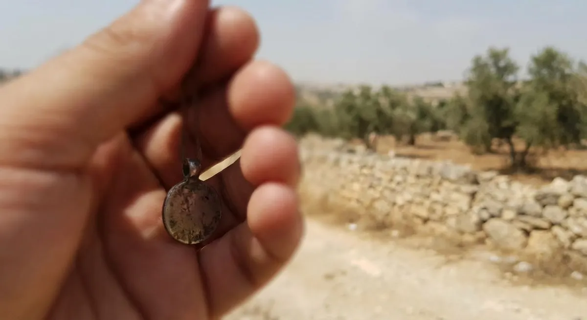 Slika je umetno generirana iz tem: izrael, talci, izmenjava talcev, vojne, mirovni procesi, premirje, mednarodni odnosi, palestina, politika, oboroženi spopadi, hamas, palestinsko-izraelski konflikt, ankete