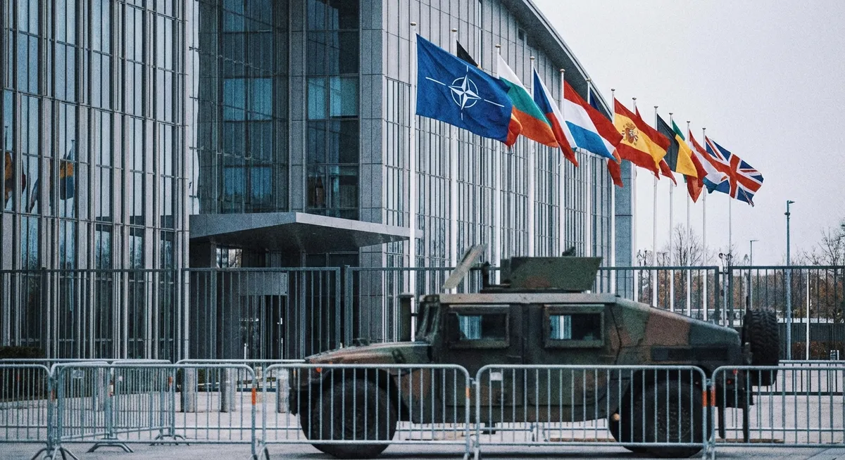 Slika je umetno generirana iz tem: nato, mednarodni odnosi, obramba