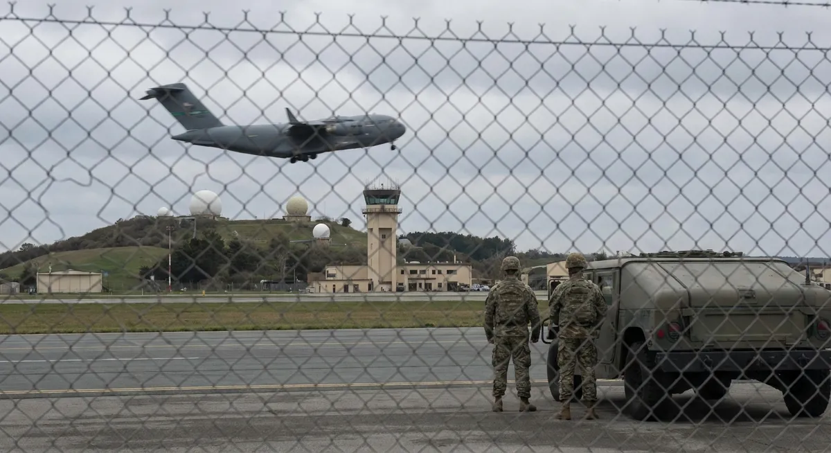 Slika je umetno generirana iz tem: obramba, mednarodni odnosi, varnost, rusija, rusko-ukrajinski konflikt, vdori v zračni prostor, vojaška varnost, politika, vojska, nato, oboroževanje, zračni prostor, eskalacija konflikta, vojaška strategija in taktika, obtožbe in zanikanja