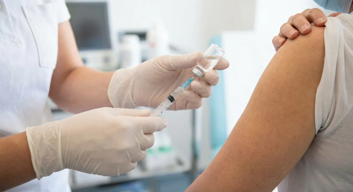 Slika je umetno generirana iz tem: javno zdravstvo, poškodbe po cepljenju, nošenje mask, cepiva, covid-19, okužbe, omejitve cepljenja, cepljenje, zdravje, preventiva, stranski učinki, dostop do cepiv, šole