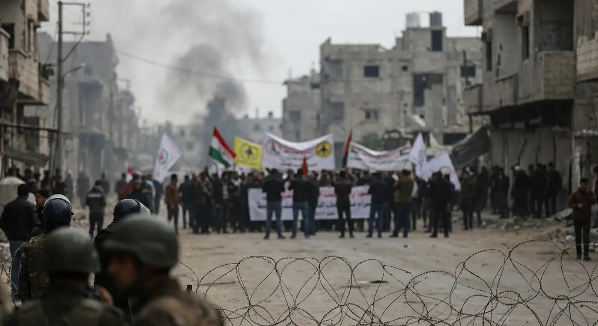 Francoski kmetje s traktorji krenili proti Parizu