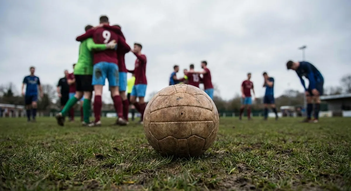 Slika je umetno generirana iz tem: analiza igre, šport, zmage, nogomet, prenosi v živo, avtogoli, premier league, porazi