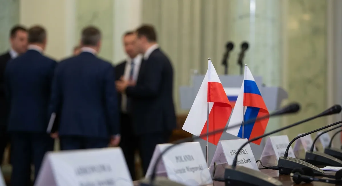 Slika je umetno generirana iz tem: mednarodni odnosi, madžarska, politika, poljska, evropska unija