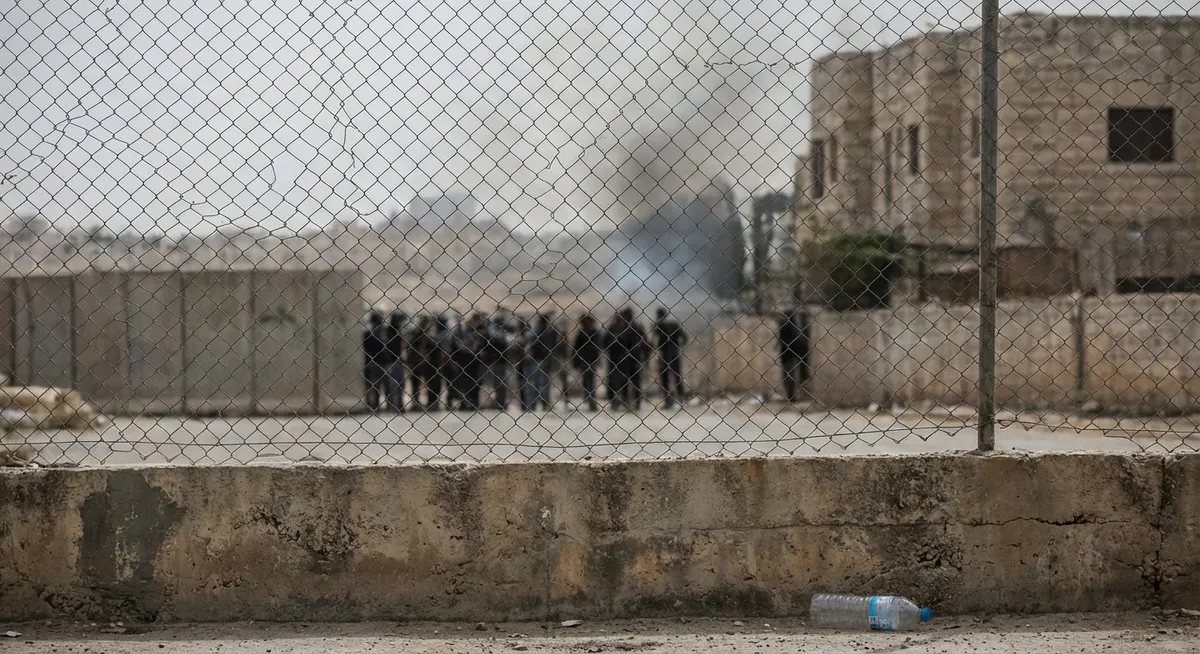 Slika je umetno generirana iz tem: mednarodni odnosi, konflikti, jedrska energija, oboroženi spopadi