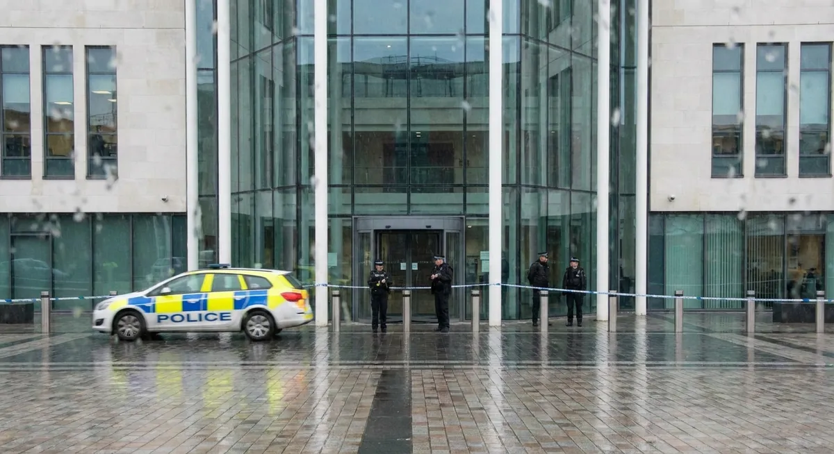 Slika je umetno generirana iz tem: kriminal, sodstvo, pravosodje, pravo, spolno nasilje, financne preiskave, preiskave