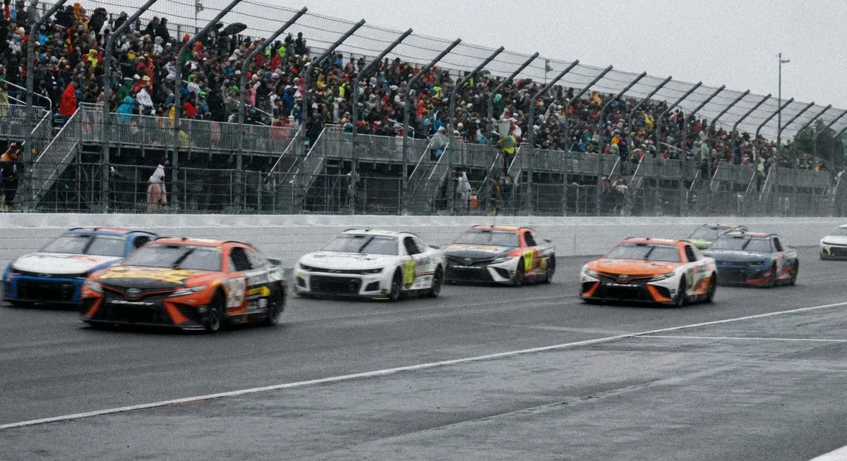 Slika je umetno generirana iz tem: šport, velika nagrada zda, kvalifikacije, sprint dirka, formula 1, avtomobilizem, dirkanje, motošport, športne dirke, dirke