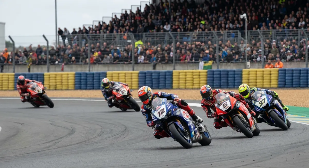 Slika je umetno generirana iz tem: svetovna prvenstva, šport, motogp, dirke, dirka po španiji, motokros, nagrade, kvalifikacije, kolesarstvo