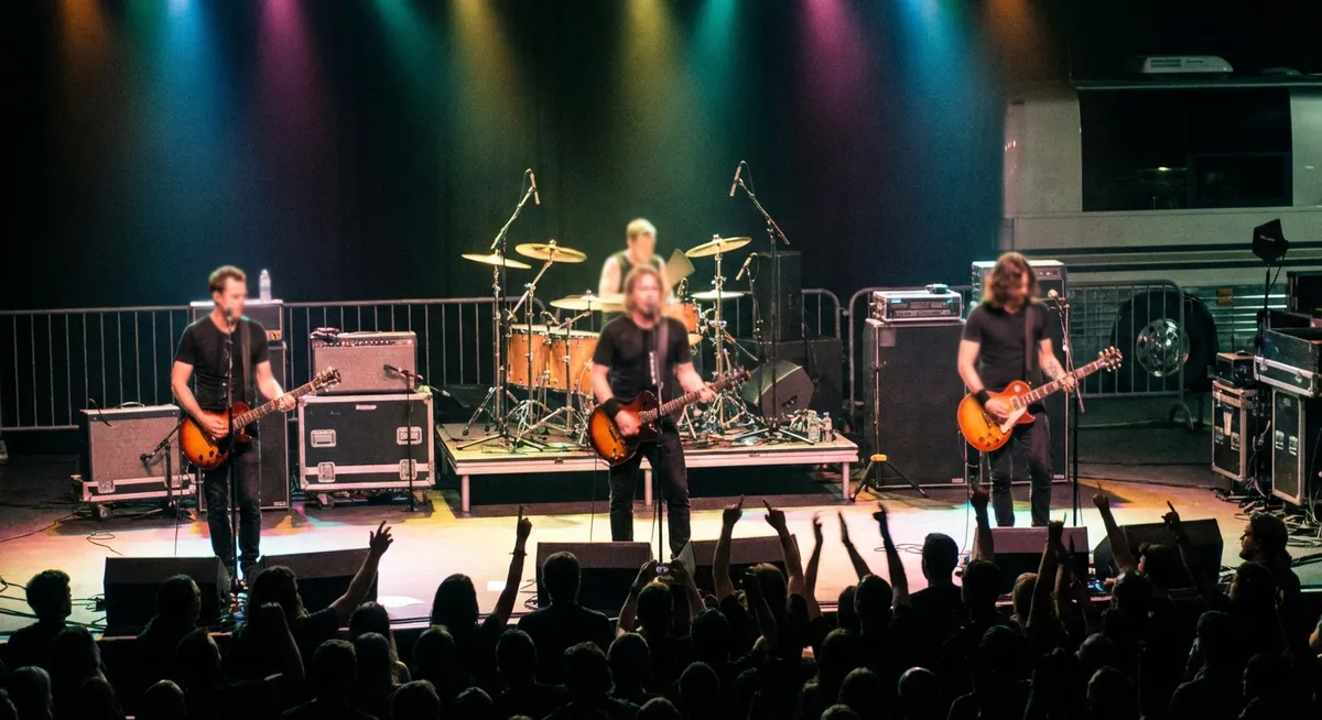 Slika je umetno generirana iz tem: slovesnosti, punk rock, intervjuji, festivali, rock and roll, rock & roll hall of fame, glasba