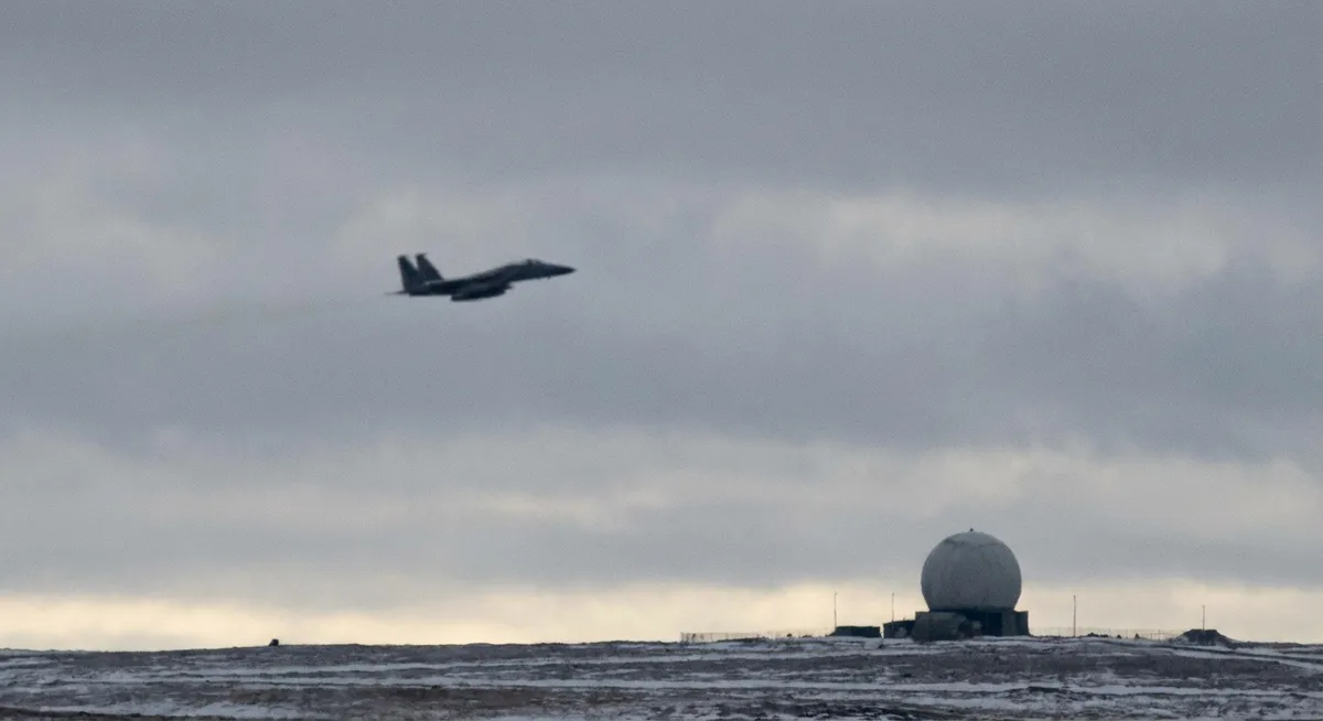 Slika je umetno generirana iz tem: belorusija, droni, zračni prostor, vojna tehnologija, rusko-ukrajinski konflikt, rusija, konflikti, obramba, mednarodna varnost, ruska diplomacija, vdori v zračni prostor, mejne napetosti, nato, zanikanje odgovornosti, mednarodni odnosi, varnost, vojaške vaje, poljska