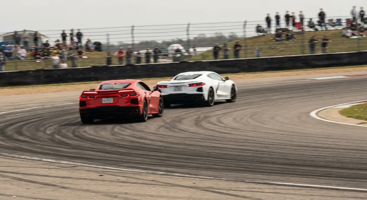 Slika je umetno generirana iz tem: motociklizem, vztrajnostne dirke, motošporti