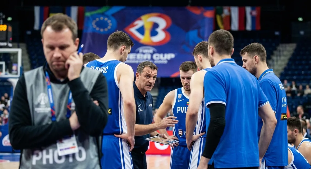Slika je umetno generirana iz tem: kritika selektorja, spremembe, eurobasket, šport, evropsko prvenstvo, košarka, analize, kritike, politika, korupcija, nogomet, reprezentance