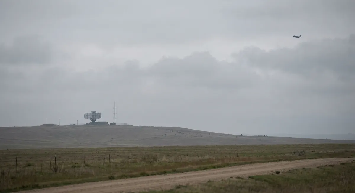 Slika je umetno generirana iz tem: zračni promet, vdori v zračni prostor, posredovanja policije