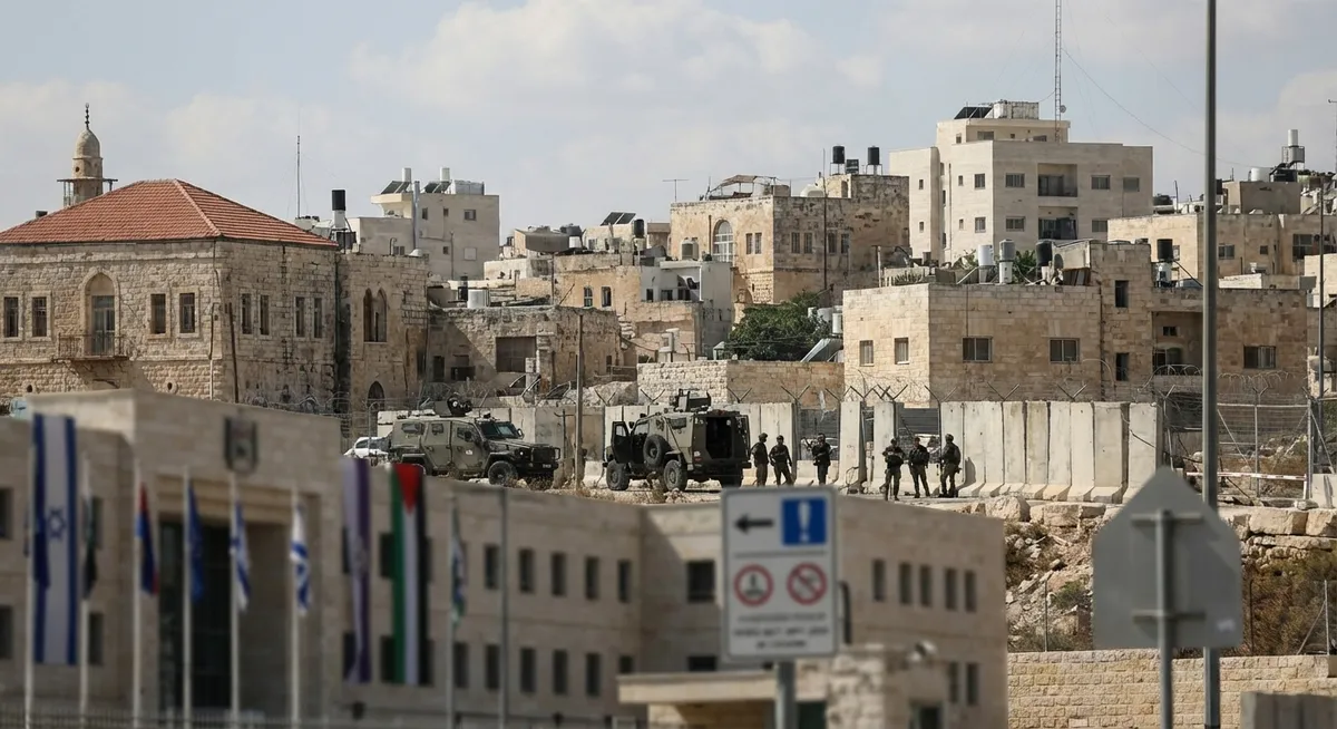 Slika je umetno generirana iz tem: mednarodni odnosi, oboroženi spopadi, politika