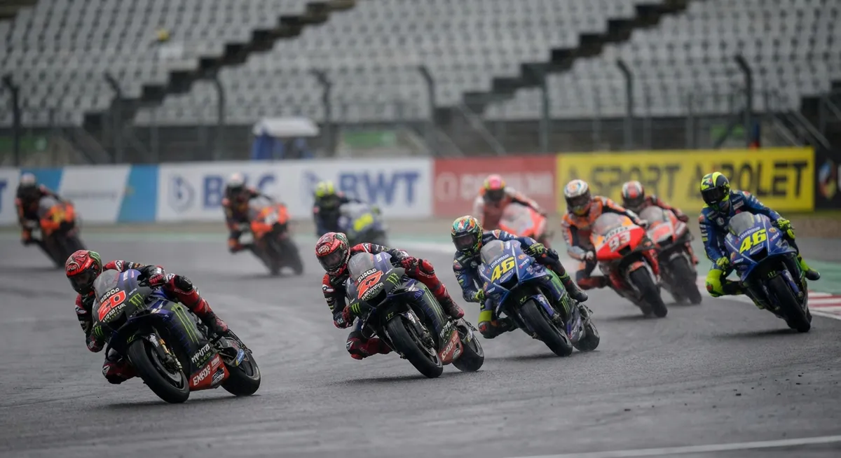 Slika je umetno generirana iz tem: športne poškodbe, dirkanje, motogp