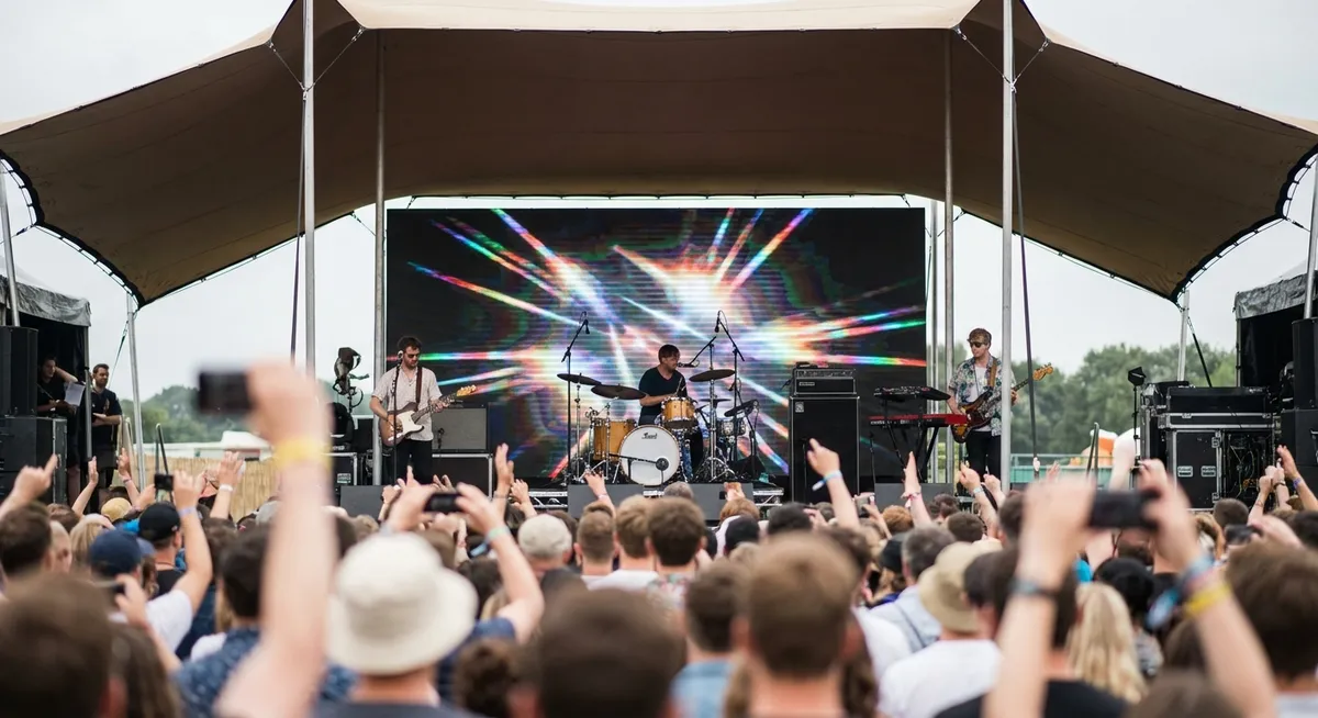 Slika je umetno generirana iz tem: festivali, nastopi v živo, glasba