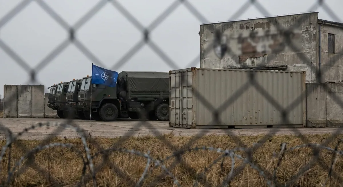 Slika je umetno generirana iz tem: mednarodni odnosi, vojaška strategija in taktika, odnosi rusija-evropa, nato, konflikti, sankcije