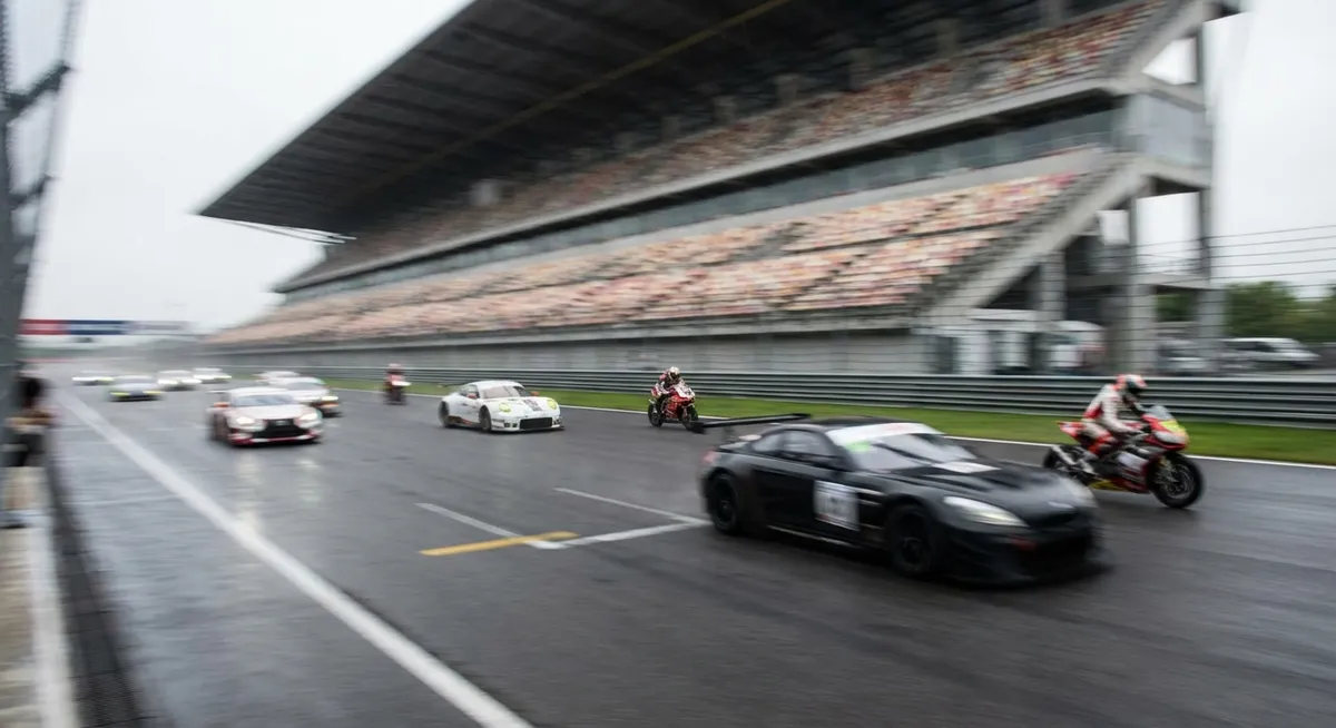 Hudo trčenje na dirki GT World Challenge v Misanu, voznik brez poškodb