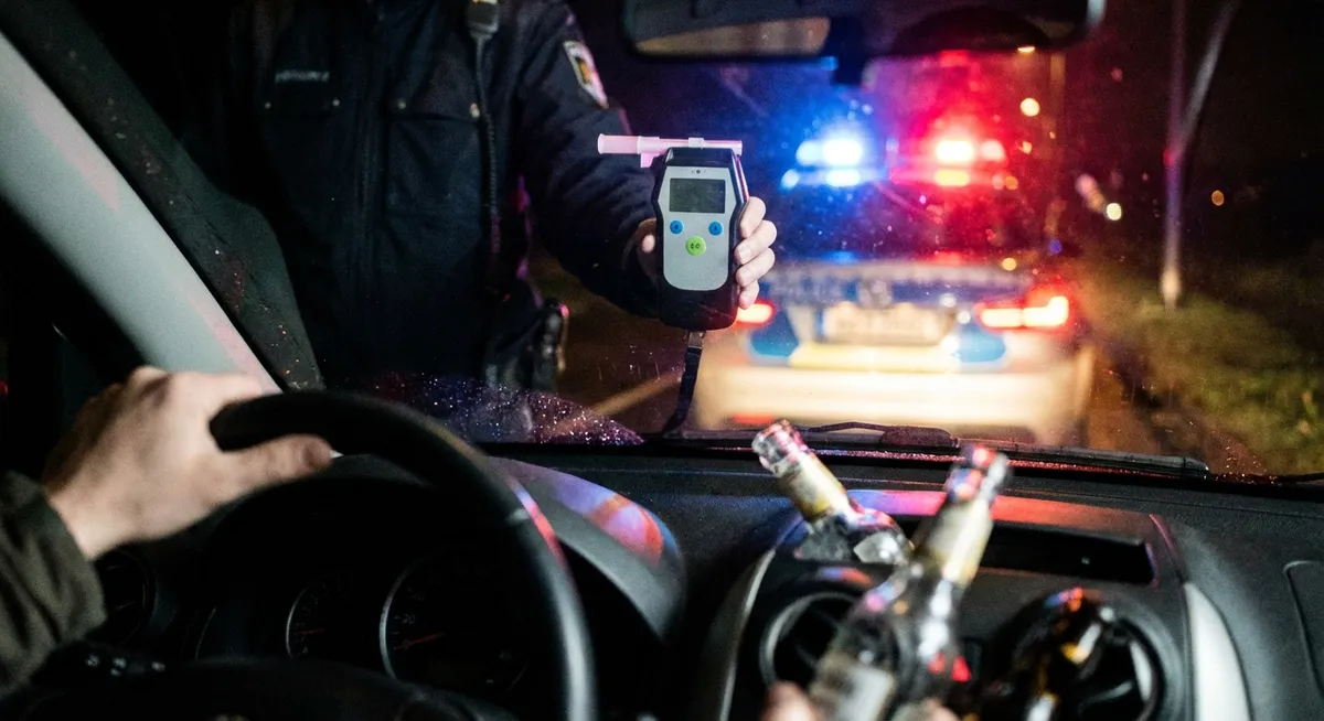 Slika je umetno generirana iz tem: prometna varnost, prekrški, alkohol, policija, promet