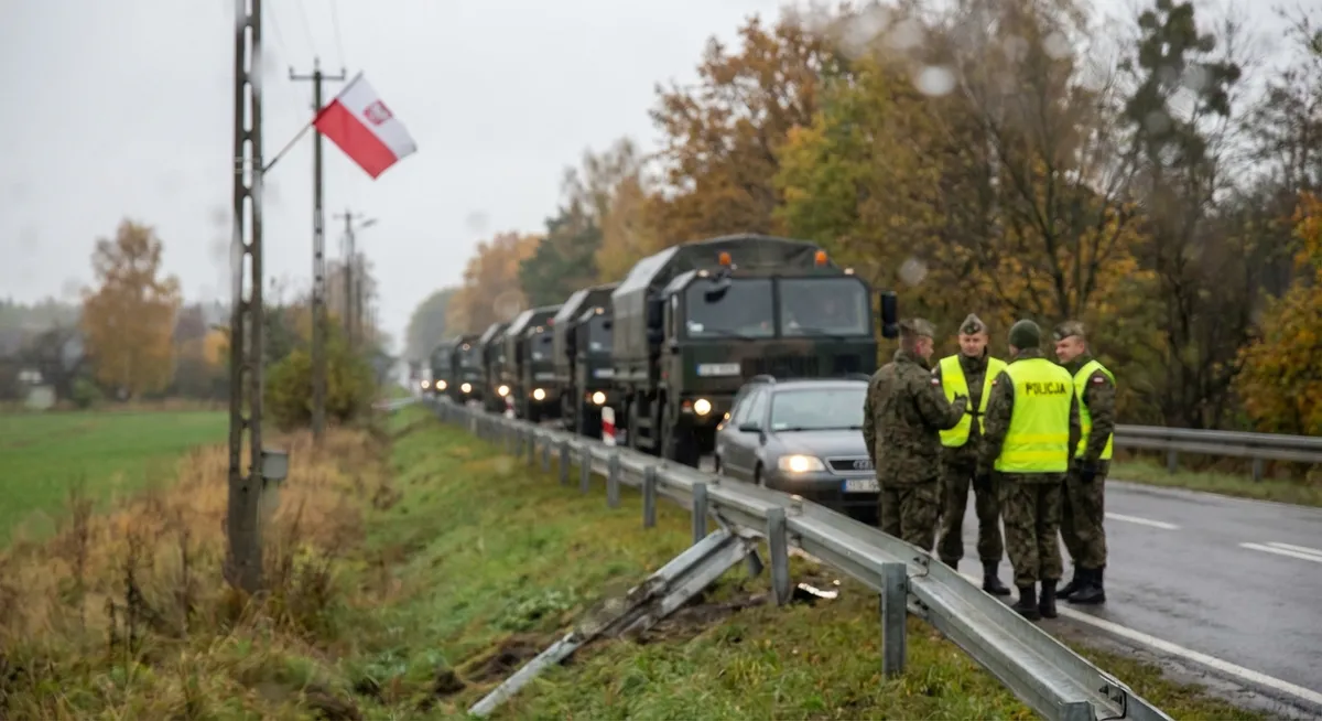 Slika je umetno generirana iz tem: civilno-vojaško sodelovanje, vojaške vaje, vojska, strelski napadi, posredovanja policije, incidenti, poškodbe, vojaška policija, usposabljanje, nesreče, policija