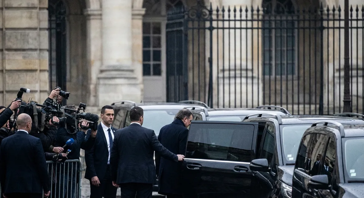 Slika je umetno generirana iz tem: škandali, kraljeva družina, spolno nasilje