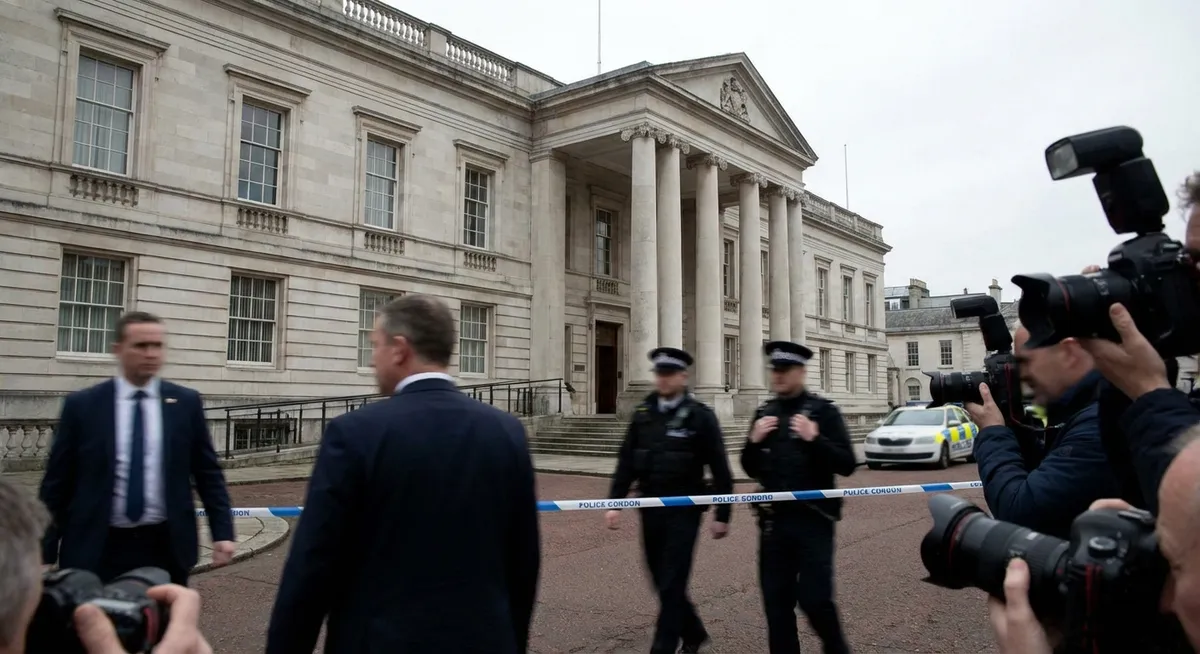 Slika je umetno generirana iz tem: preiskave, vojaške intervencije, notranja politika, politična opozorila, zakonodaja, migracije, politični spori, varnost, aretacije, deportacije, reorganizacija, grožnje, pravne preiskave, politika