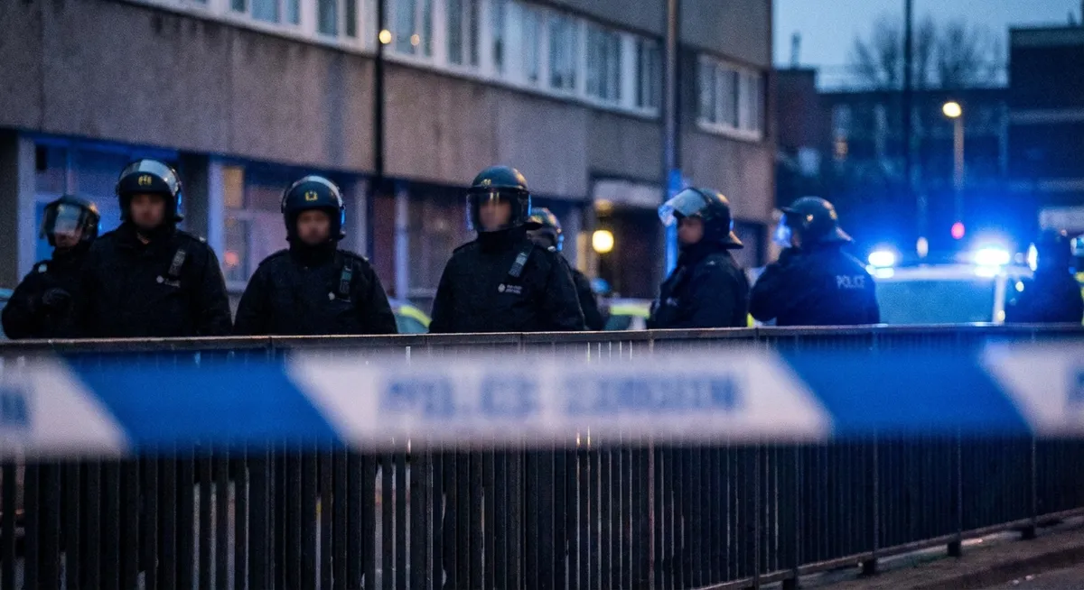 Slika je umetno generirana iz tem: poškodbe, napadi, sodišča, pravosodje, nasilje, politika, terorizem, eksplozije, smrti, varnost, preiskave, sodstvo, mednarodni odnosi