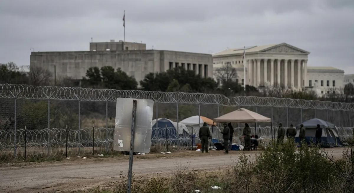 Slika je umetno generirana iz tem: deportacije, pravosodje, migracijska politika