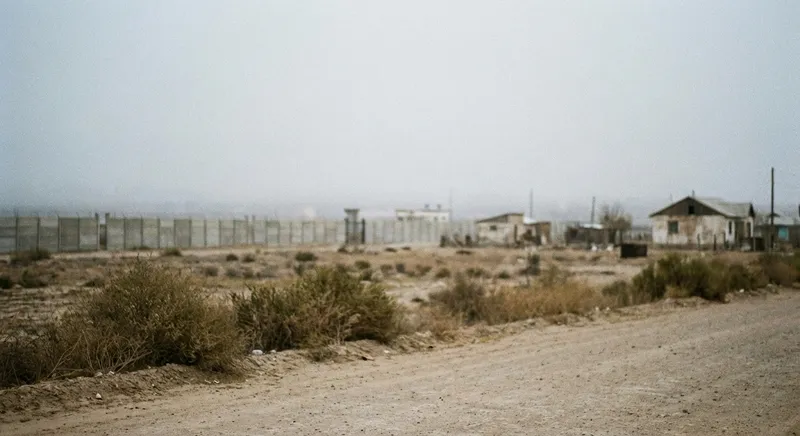 Slika je umetno generirana iz tem: arestni nalog, mednarodno kazensko sodišče, bližnji vzhod, mednarodno pravo, palestina, preiskave, vojni zločini, gaza, sodstvo, izrael