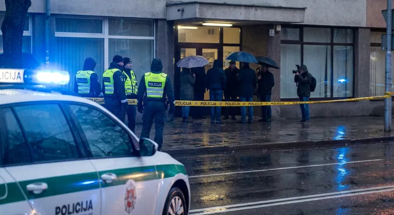 Slika je umetno generirana iz tem: kriminal, policija, preiskave, dezinformacije, nasilje, univerze, strelski napadi